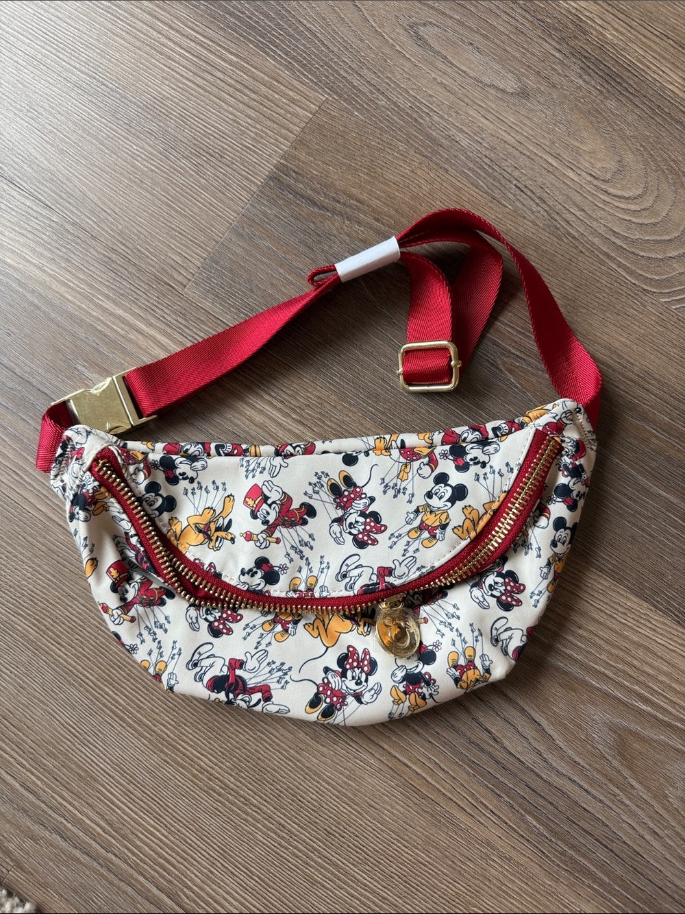 NWOT SCL x DISNEY Macy’s thanksgiving parade mickey and friends belt bag - Picture 1 of 4